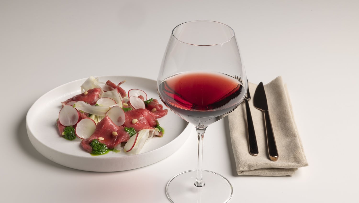 Rindercarpaccio, knuspriger Fenchel und Rucolapesto