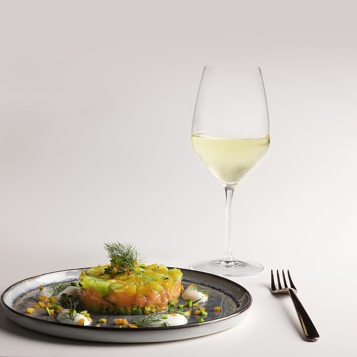 Tatar aus Lachs, Obst und Gemüse mit Joghurt-Basilikum-Soße