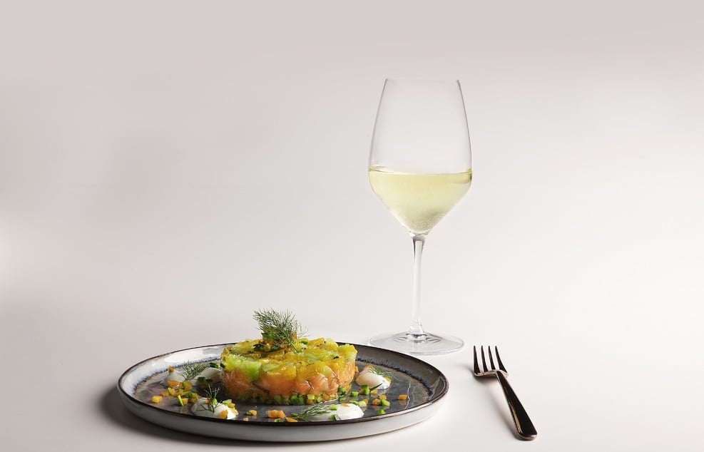 Tatar aus Lachs, Obst und Gemüse mit Joghurt-Basilikum-Soße