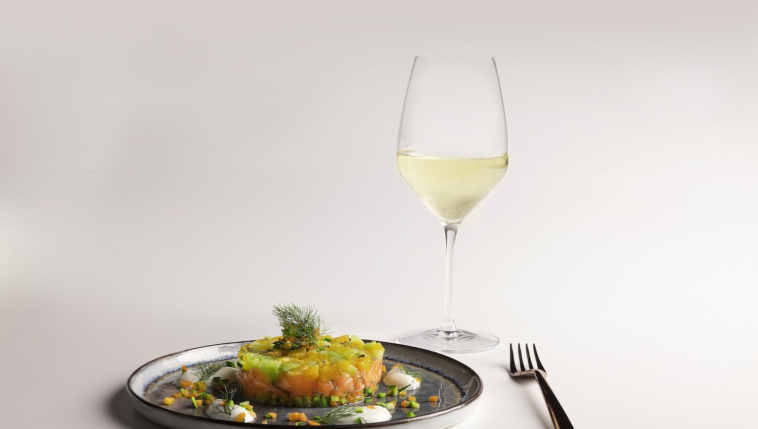 Tatar aus Lachs, Obst und Gemüse mit Joghurt-Basilikum-Soße