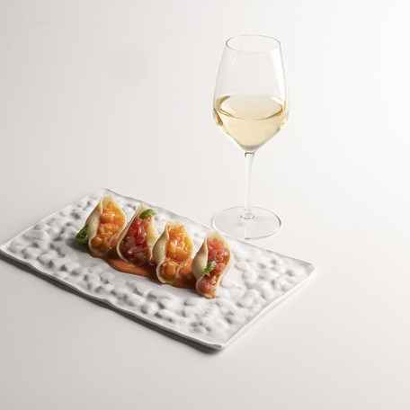 Conchiglioni-Pasta mit zweierlei Fischfüllung auf leicht pikanter Tomatensoße