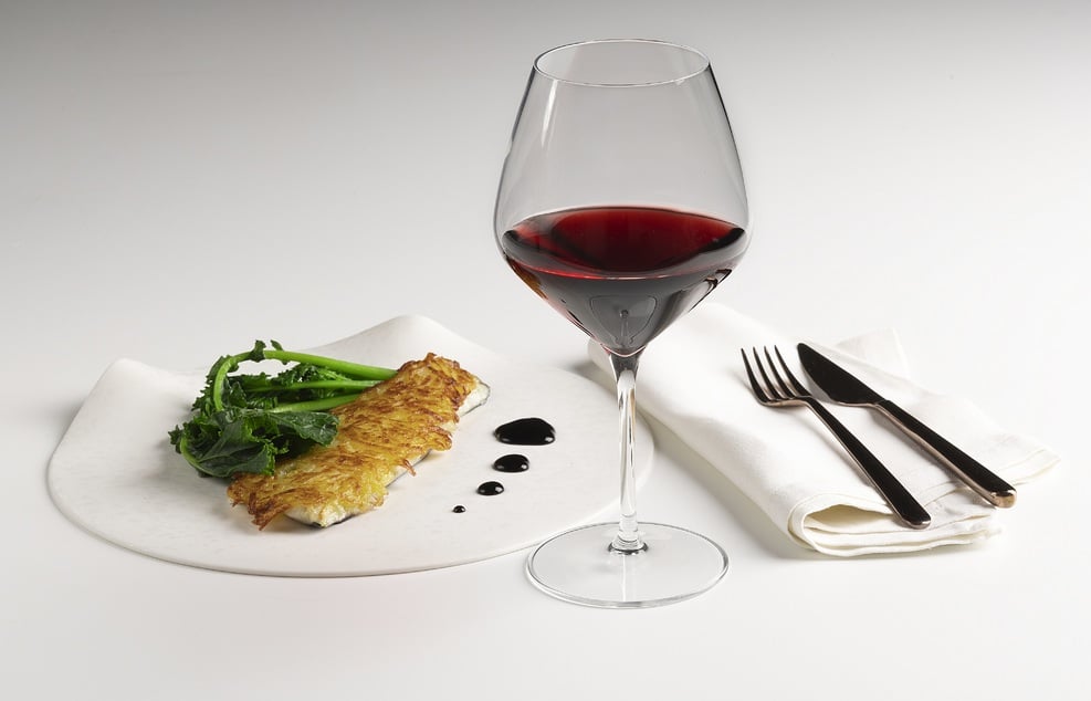 Seebarschfilet mit Kartoffelkruste, Rotweinreduktion und Stängelkohl