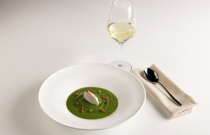 Zucchinicremesuppe mit Robiola und knusprigen Kapern