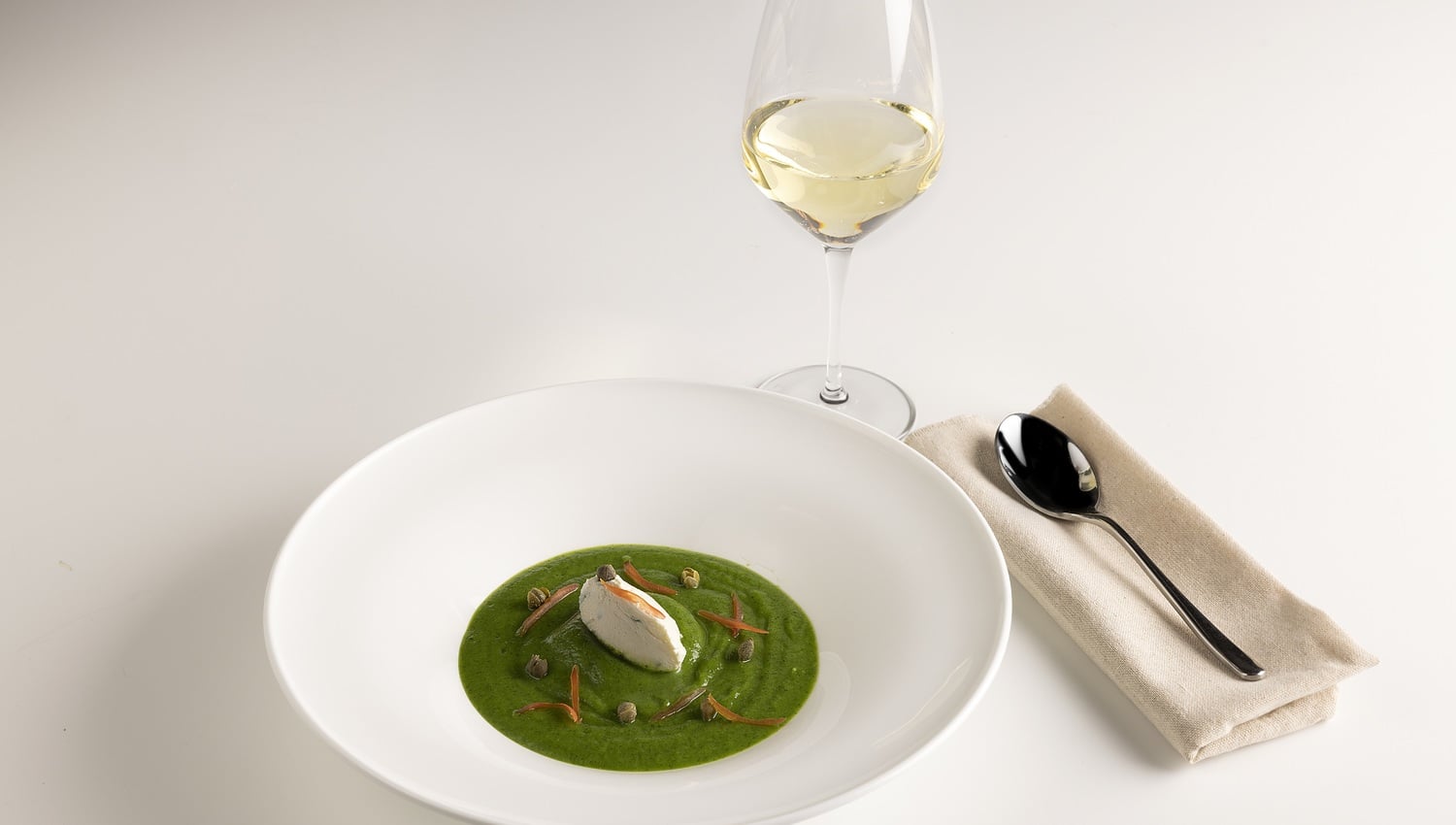 Zucchinicremesuppe mit Robiola und knusprigen Kapern