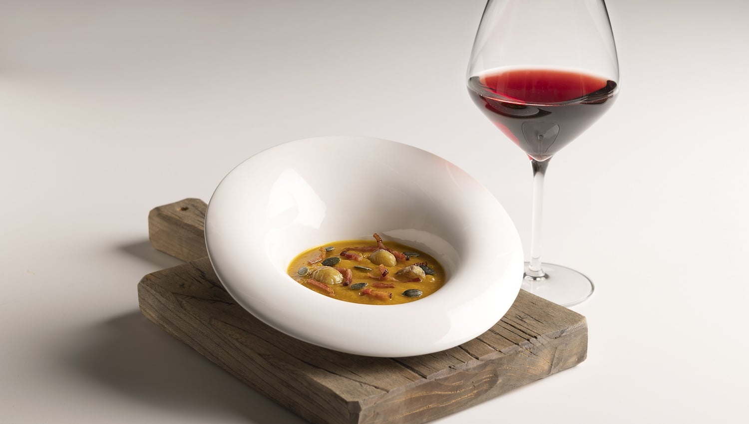 Kürbiscremesuppe mit Kastanien und knusprigem Speck