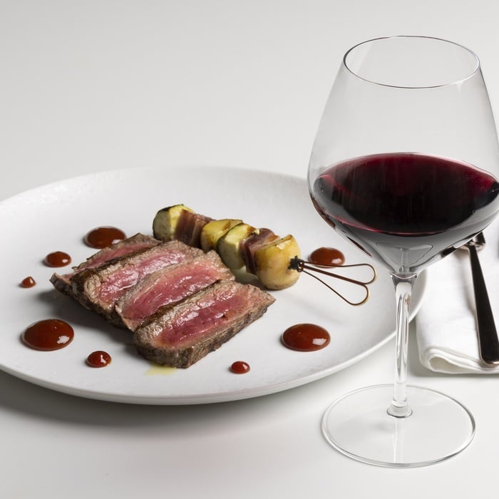 Gegrilltes Rindfleisch, Kartoffel-Zucchini-Spieße und BBQ-Soße