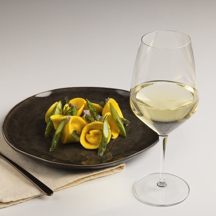 Tortelli mit Robiola und Orange, Kräuterbutter und Spargeln