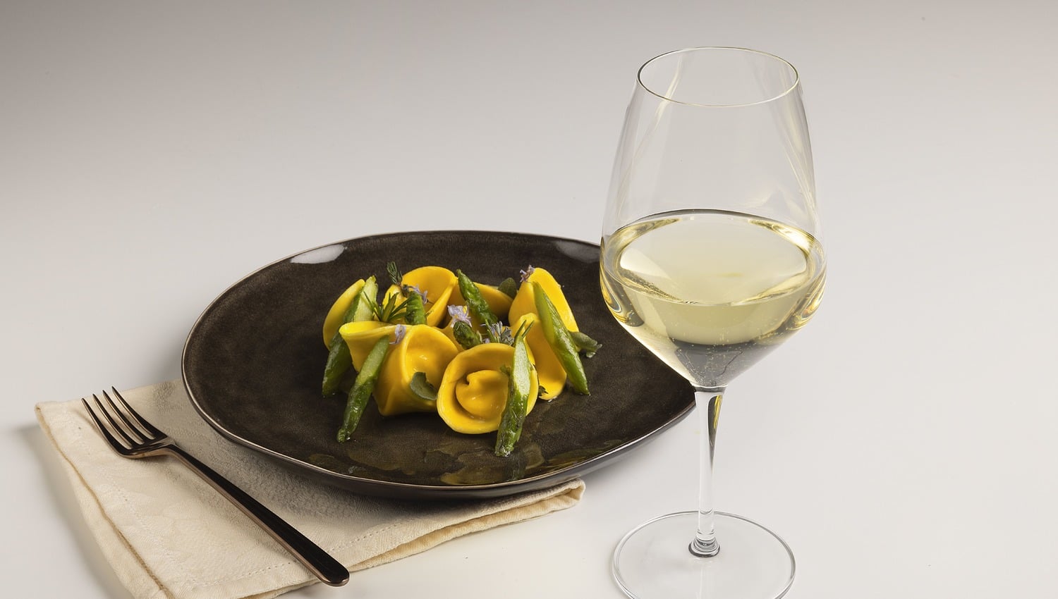 Tortelli mit Robiola und Orange, Kräuterbutter und Spargeln