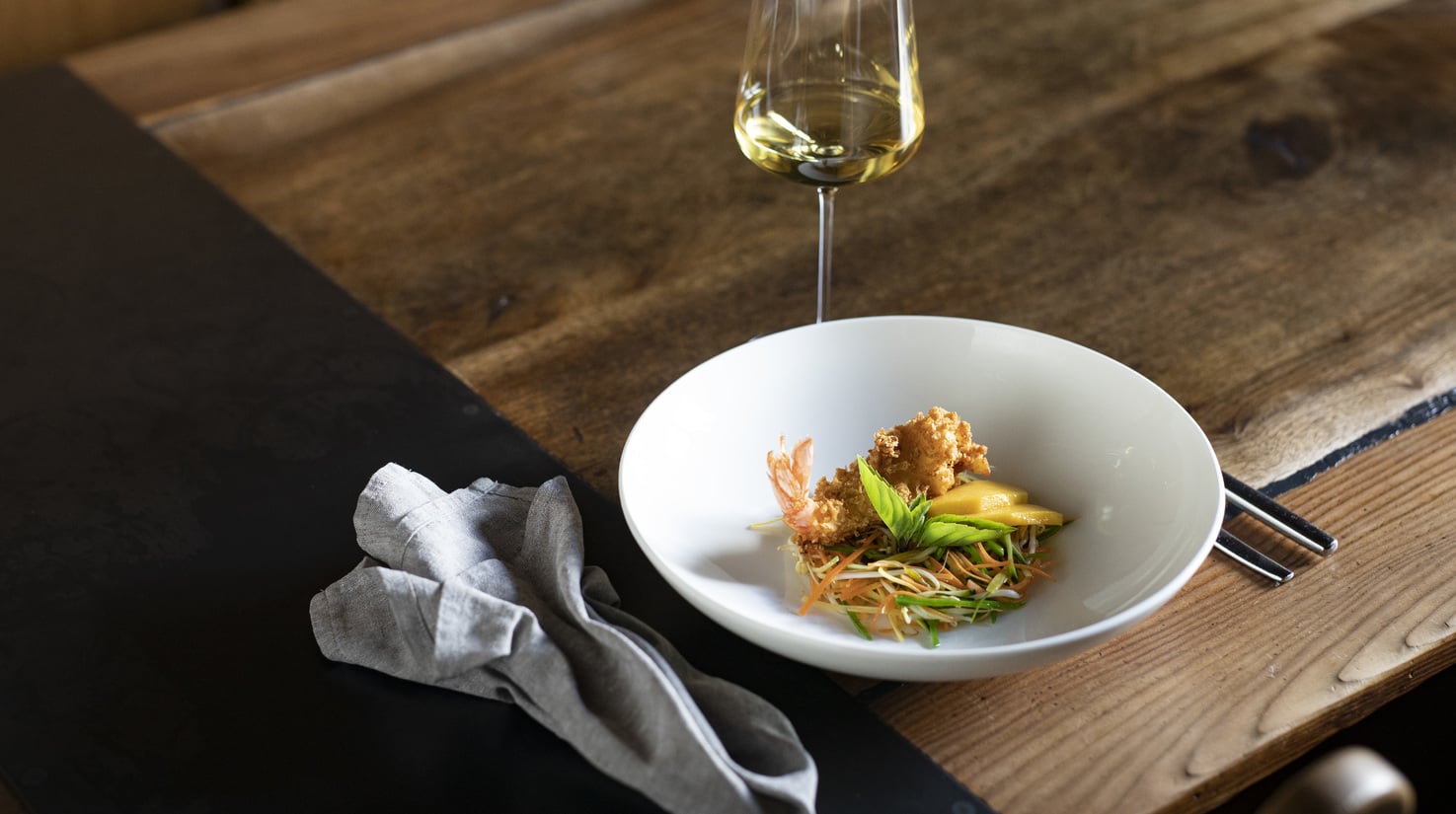 Asiatischer Gemüsesalat mit Mango & zweierlei Garnele ©IDM/Südtirol Wein/Marion Lafogler