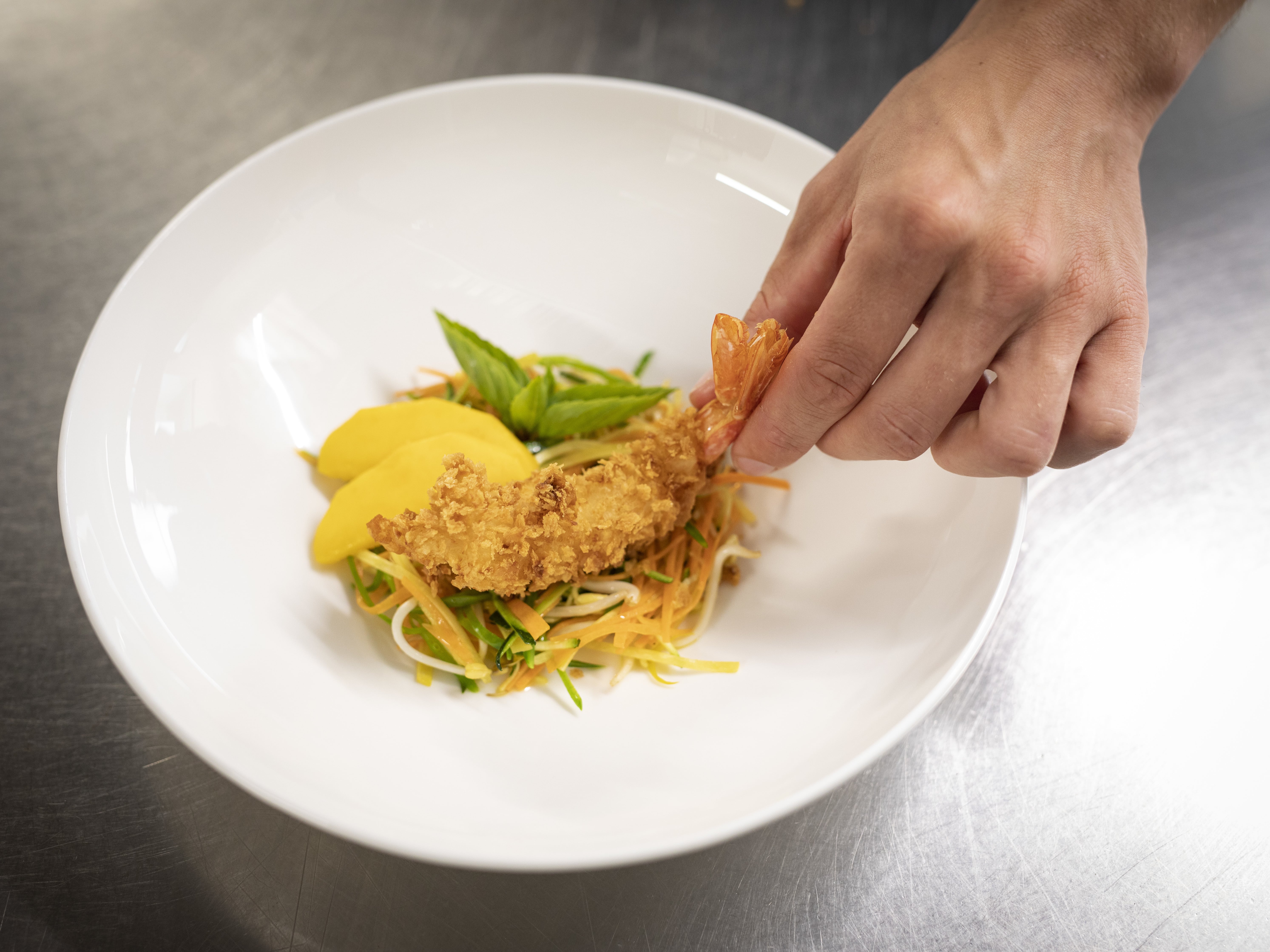 Detailaufnahme von sorgfältig auf einem Teller angerichteten Zutaten für das Gericht ©IDM/Südtirol Wein/Marion Lafogler