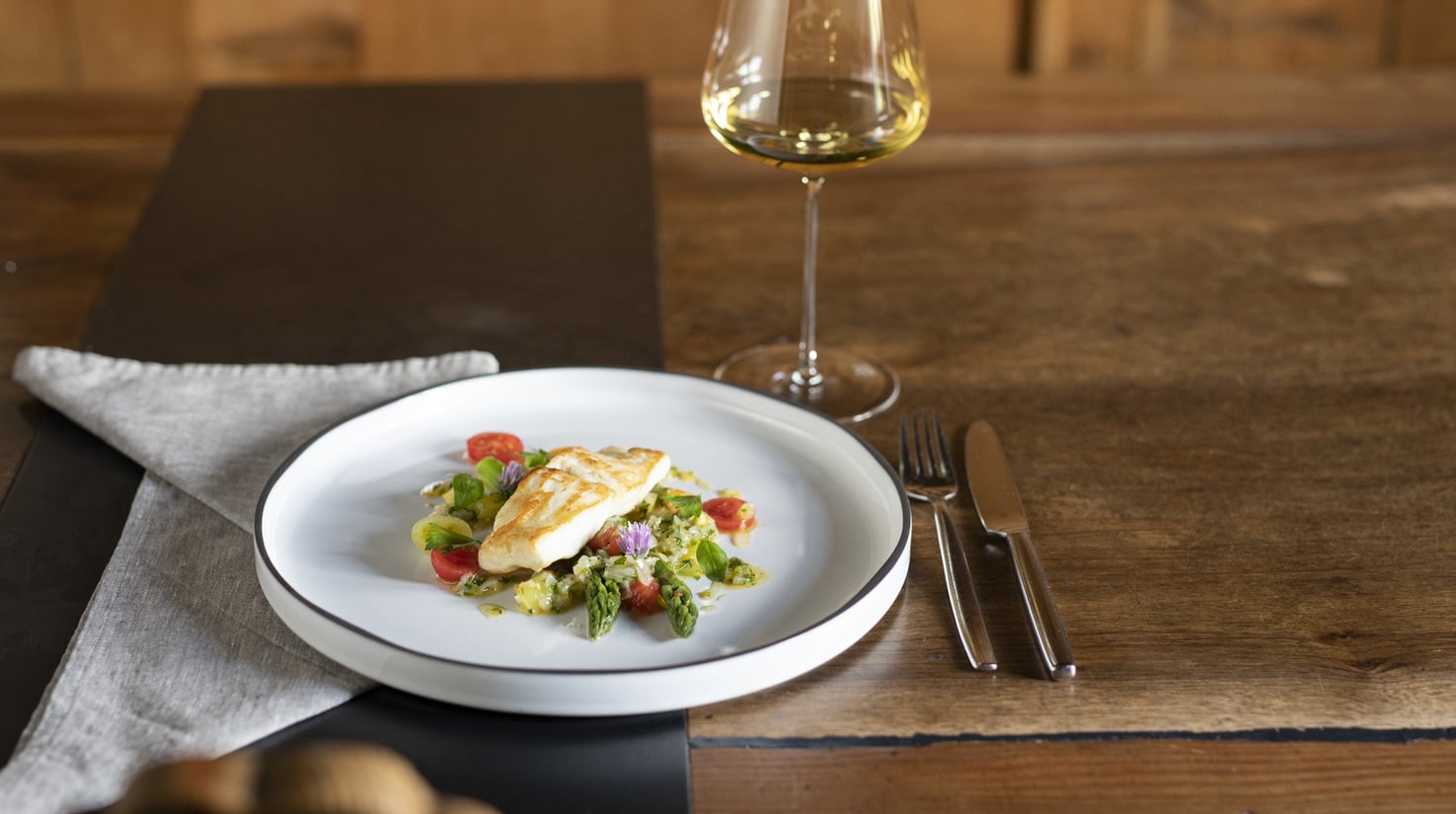 Steinbuttfilet auf grünem Spargel und Sauce Vierge ©IDM/Südtirol Wein/Marion Lafogler