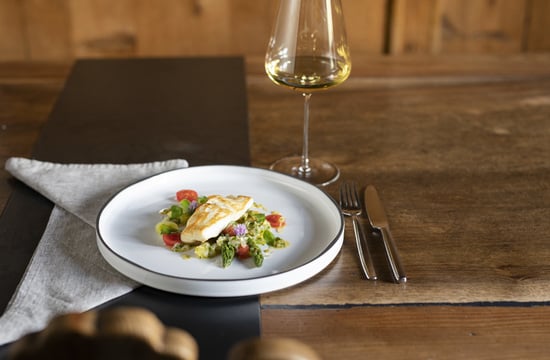 Steinbuttfilet auf grünem Spargel und Sauce Vierge ©IDM/Südtirol Wein/Marion Lafogler