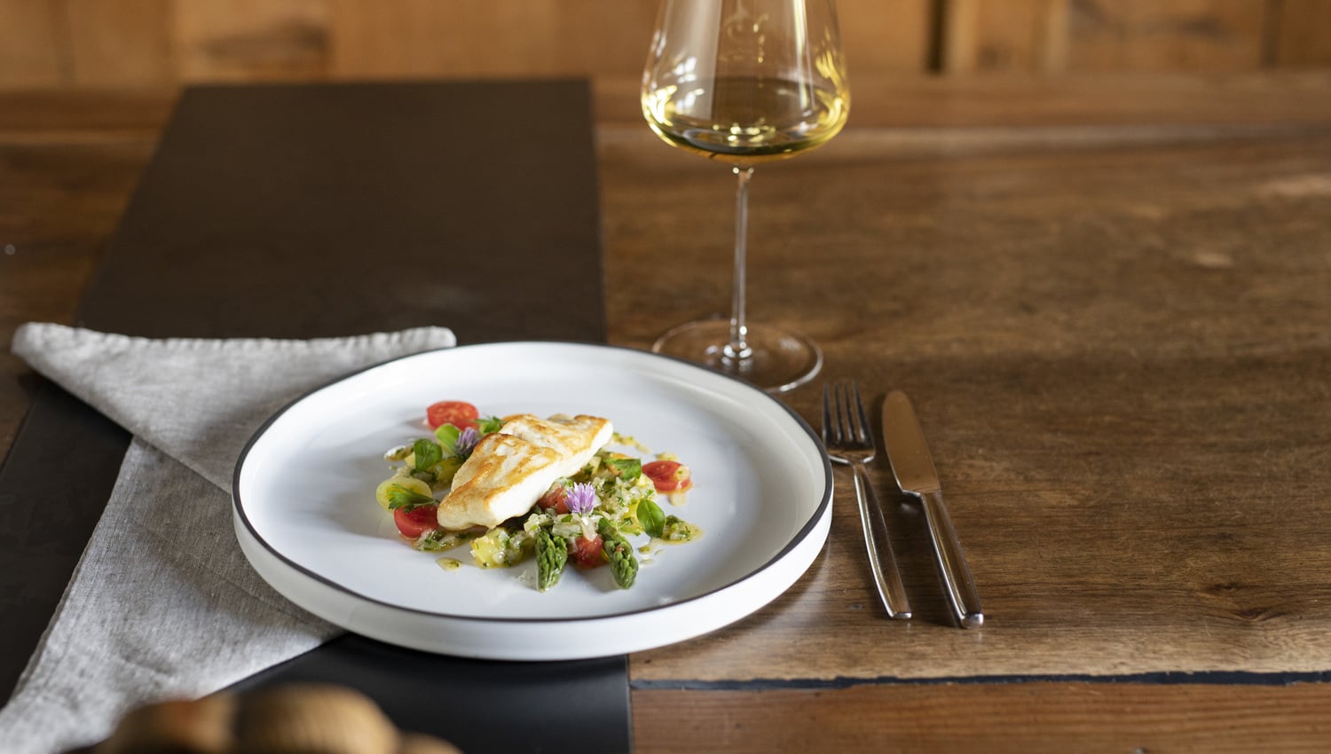 Steinbuttfilet auf grünem Spargel und Sauce Vierge ©IDM/Südtirol Wein/Marion Lafogler