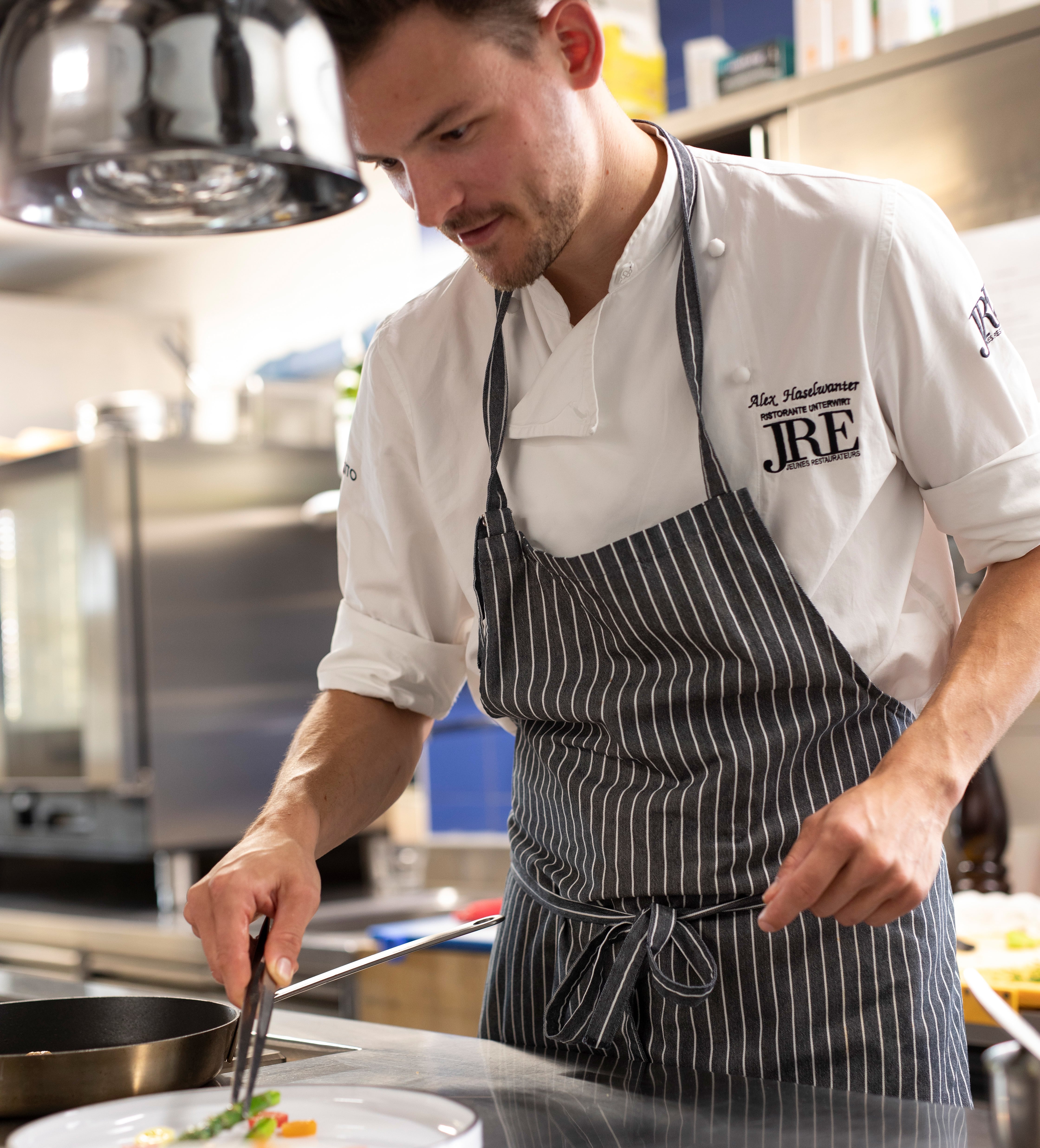 Der Koch platziert die Zutaten auf dem Teller ©IDM/Südtirol Wein/Marion Lafogler