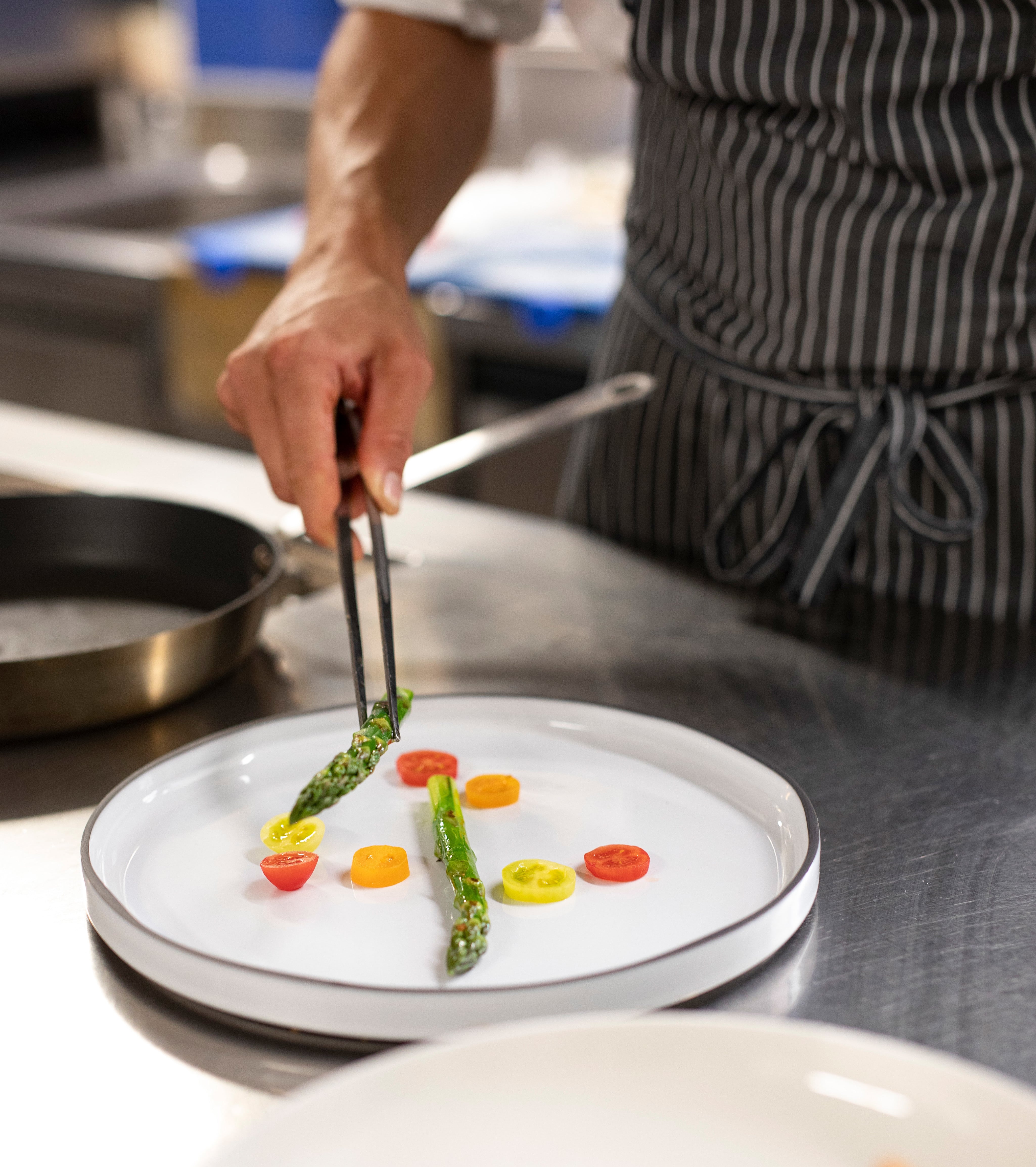 Close-up der Platzierung der Zutaten auf dem Teller ©IDM/Südtirol Wein/Marion Lafogler