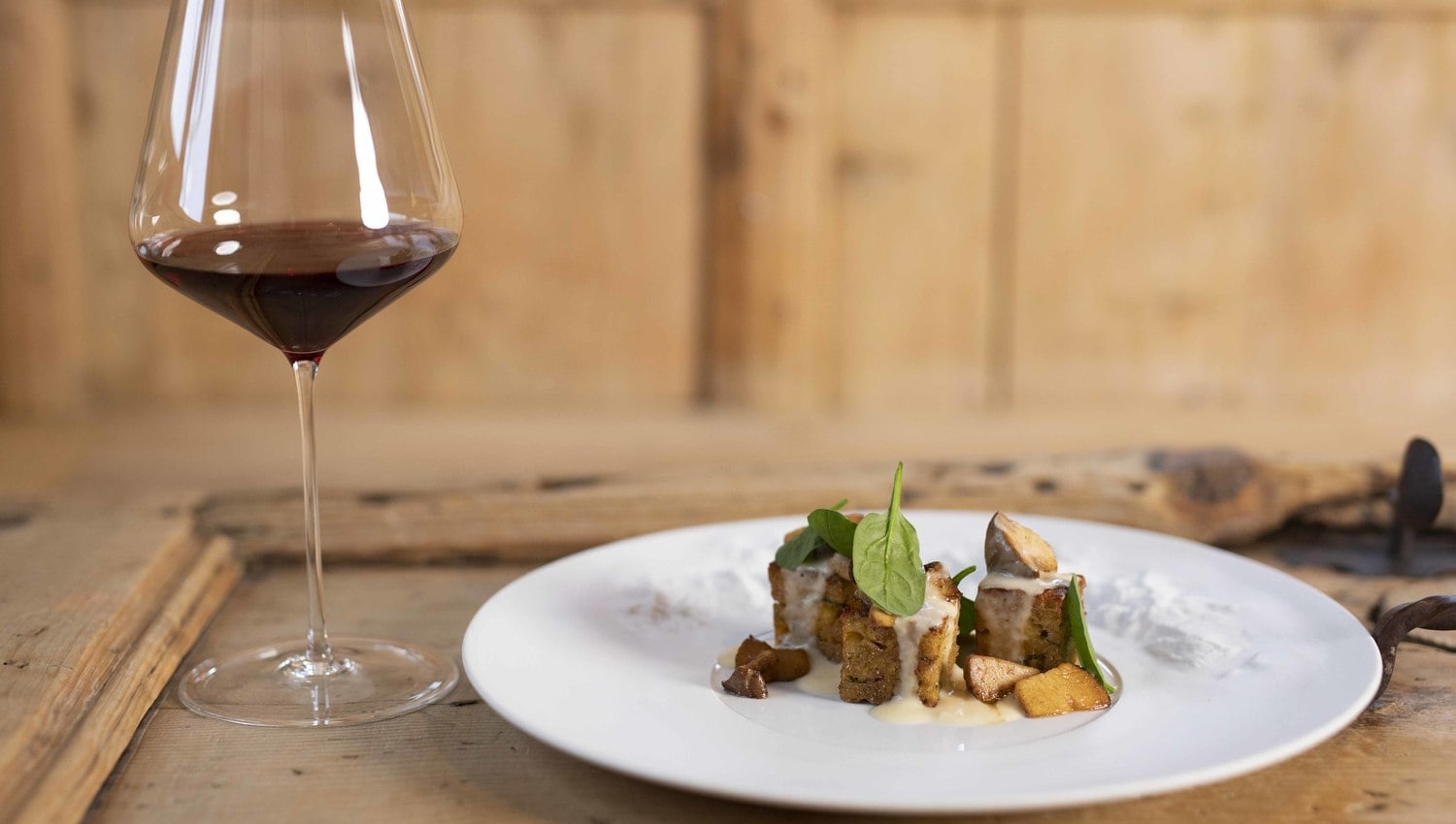 Soufflierter Kräuterknödel mit gefülltem Wirsing  ©IDM/Südtirol Wein/Marion Lafogler