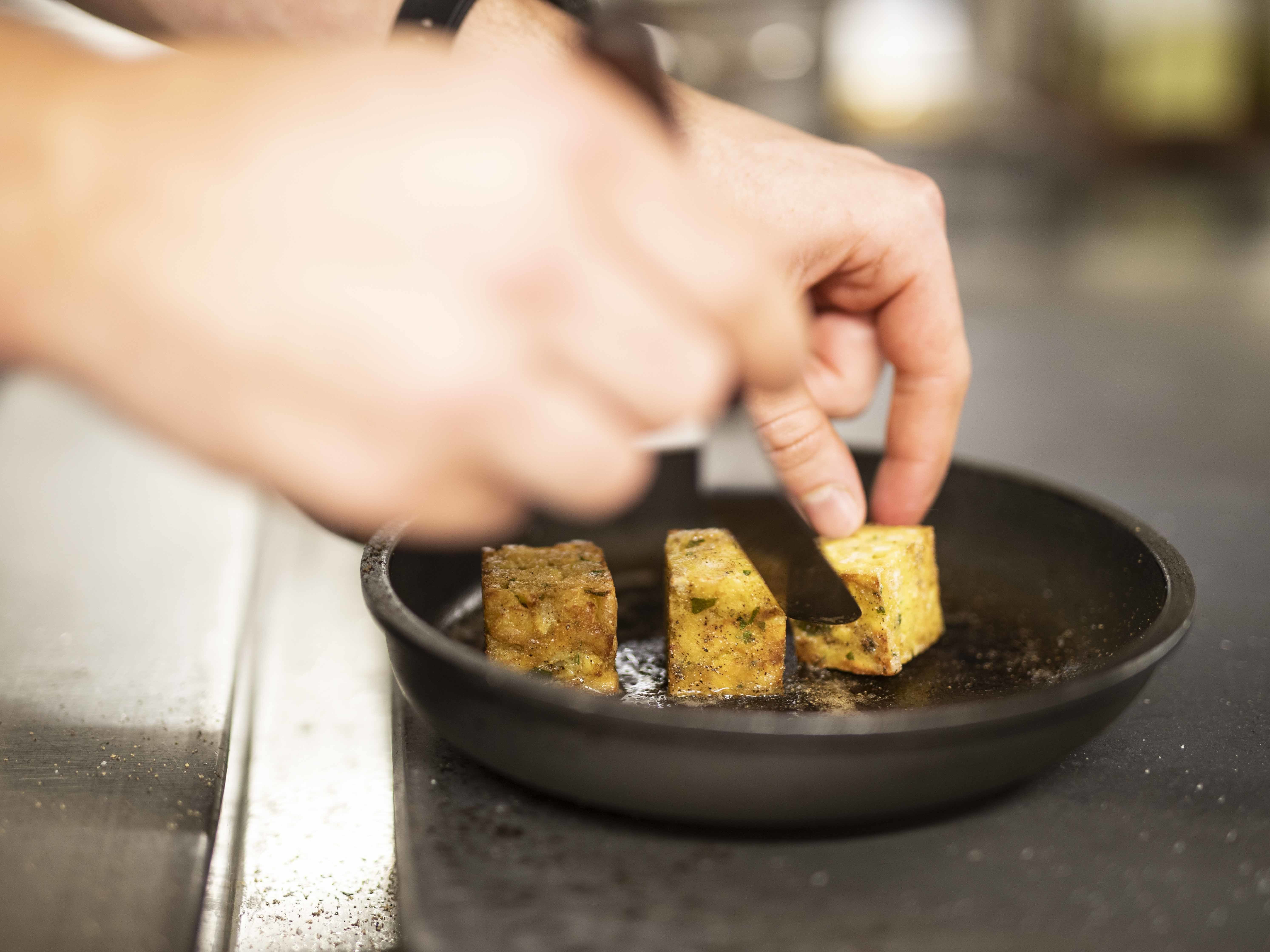 Der Kräuterknödel wird auf allen Seiten gut mit Butter angebraten. ©IDM/Südtirol Wein/Marion Lafogler
