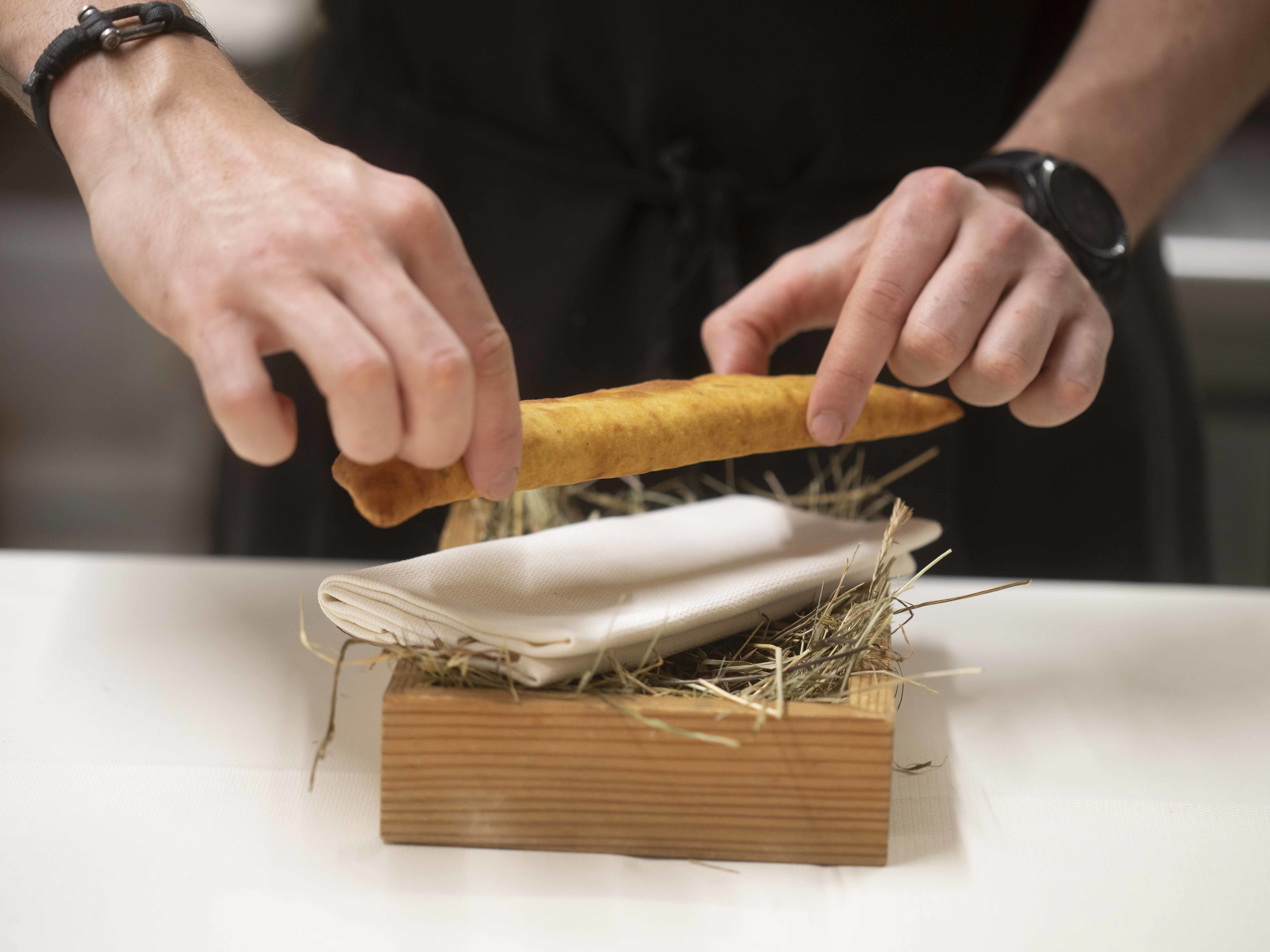 Die Villanderer Krapfen werden angerichtet ©IDM/Südtirol Wein/Marion Lafogler