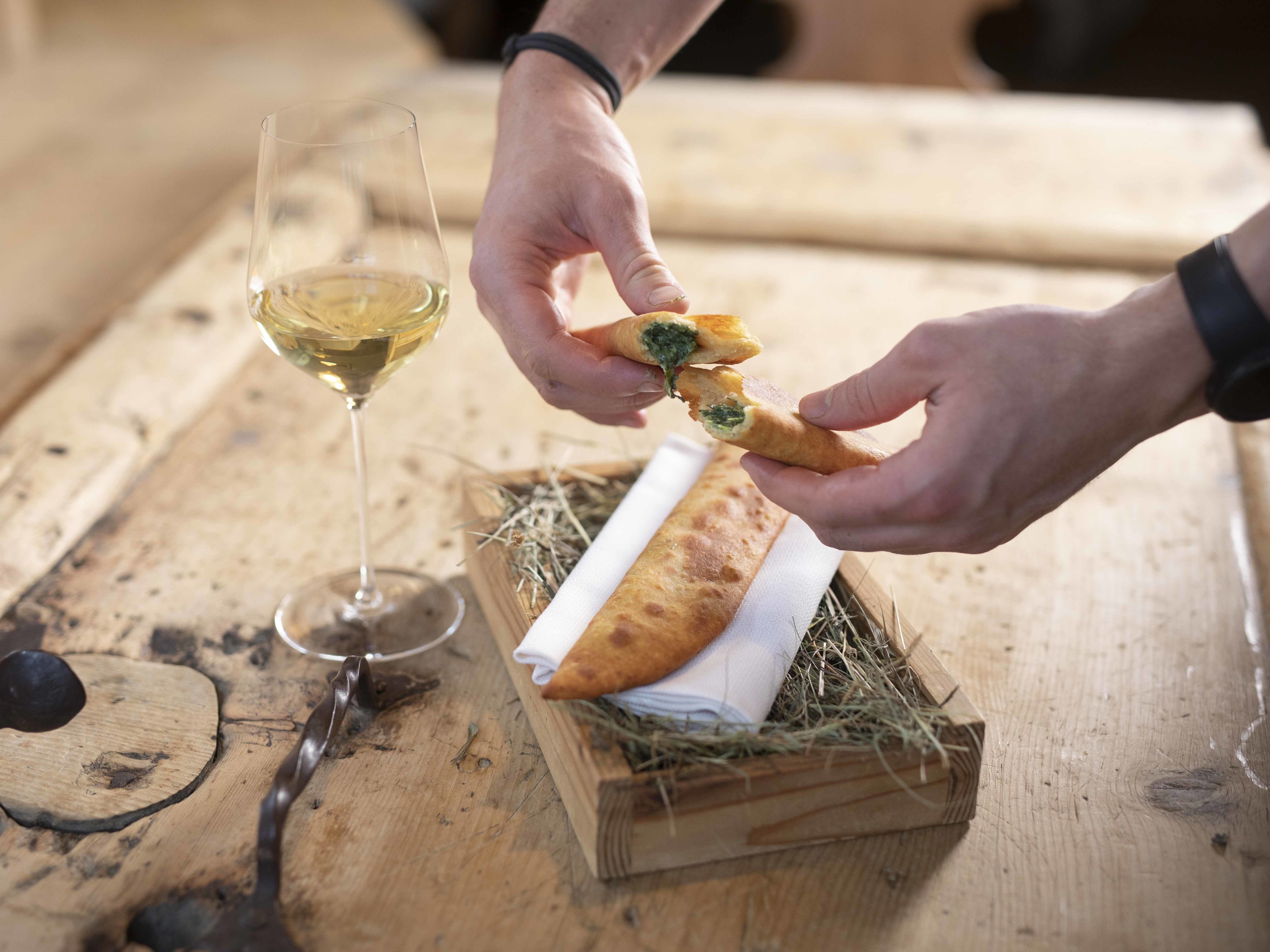 Die Villanderer Krapfen werden angerichtet ©IDM/Südtirol Wein/Marion Lafogler