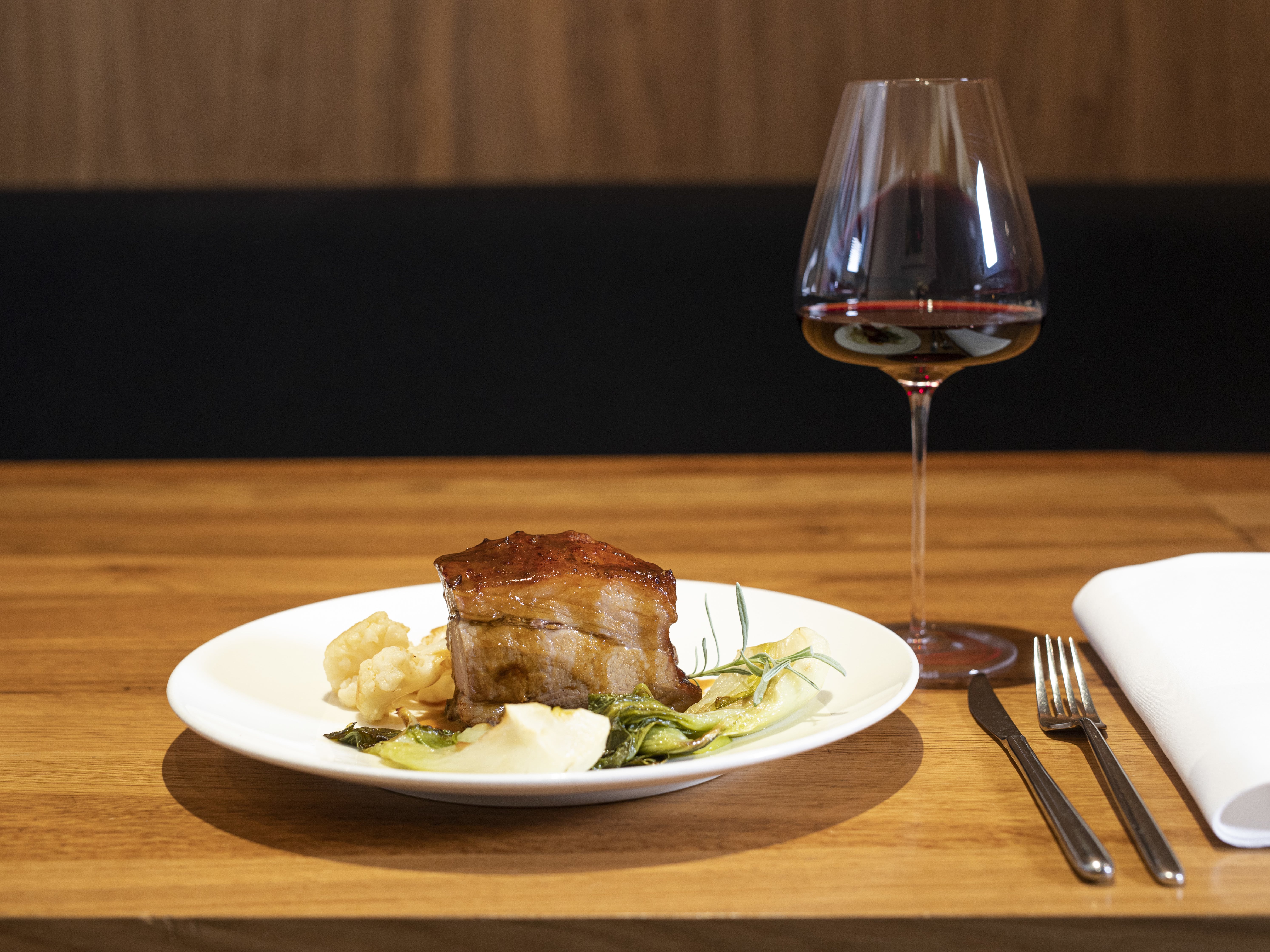 Das Gericht Kalbsbrust alla Fornara wird mit einem Südtiroler Wein serviert ©IDM/Südtirol Wein/Marion Lafogler