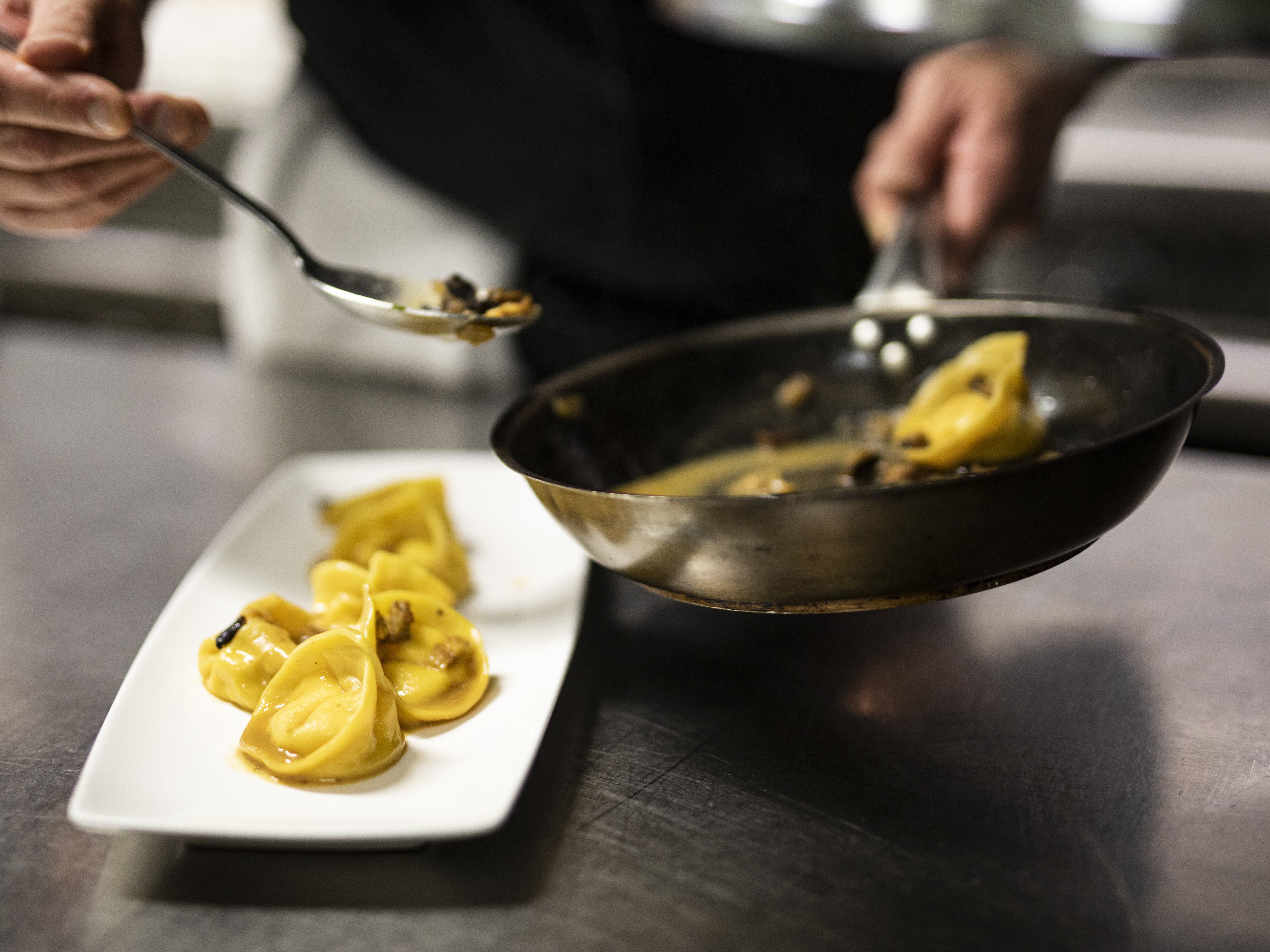 Das Gericht Tortelli cacio e pepe wird angerichtet ©IDM/Südtirol Wein/Marion Lafogler