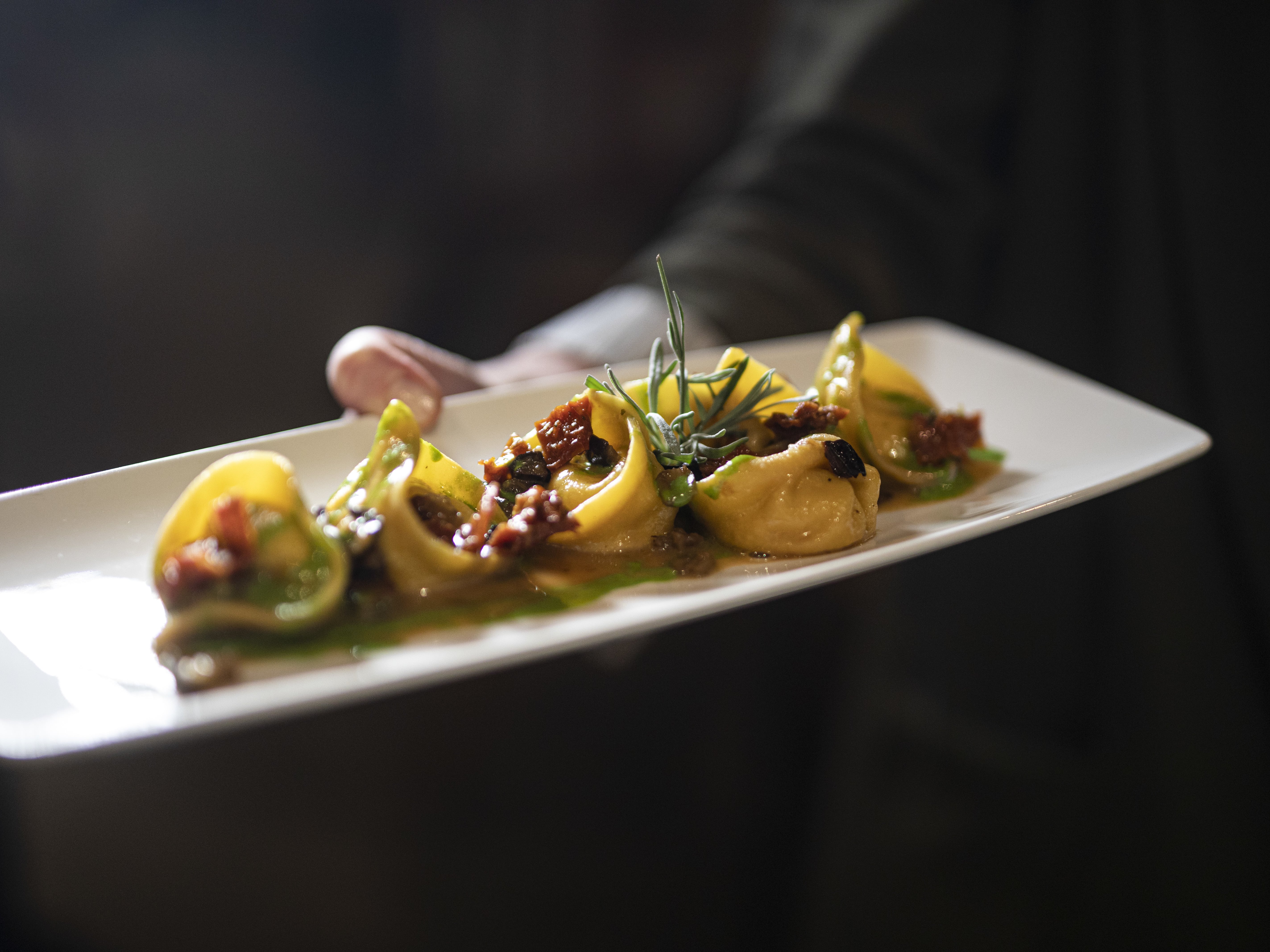 Das Gericht Tortelli cacio e pepe wird serviert ©IDM/Südtirol Wein/Marion Lafogler