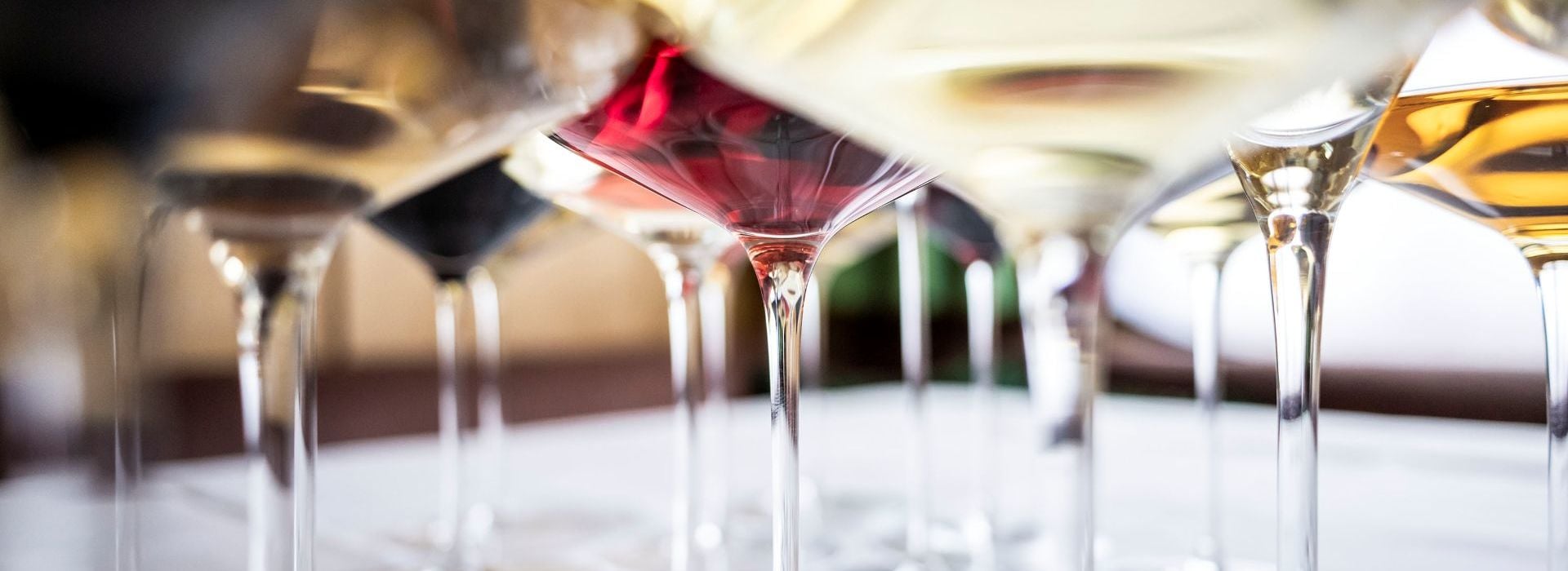 Viele verschiedene Gläser mit unterschiedlichen Weinsorten.