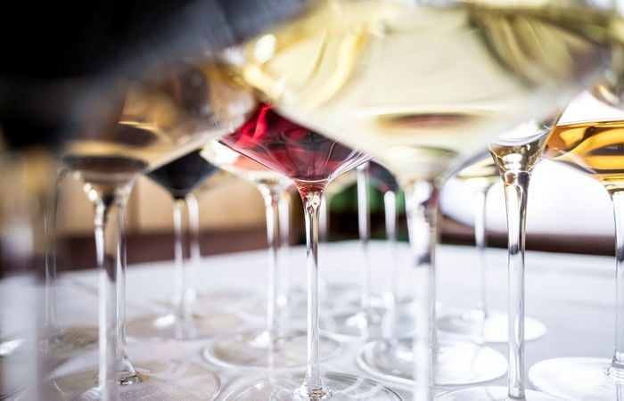 Viele verschiedene Gläser mit unterschiedlichen Weinsorten.