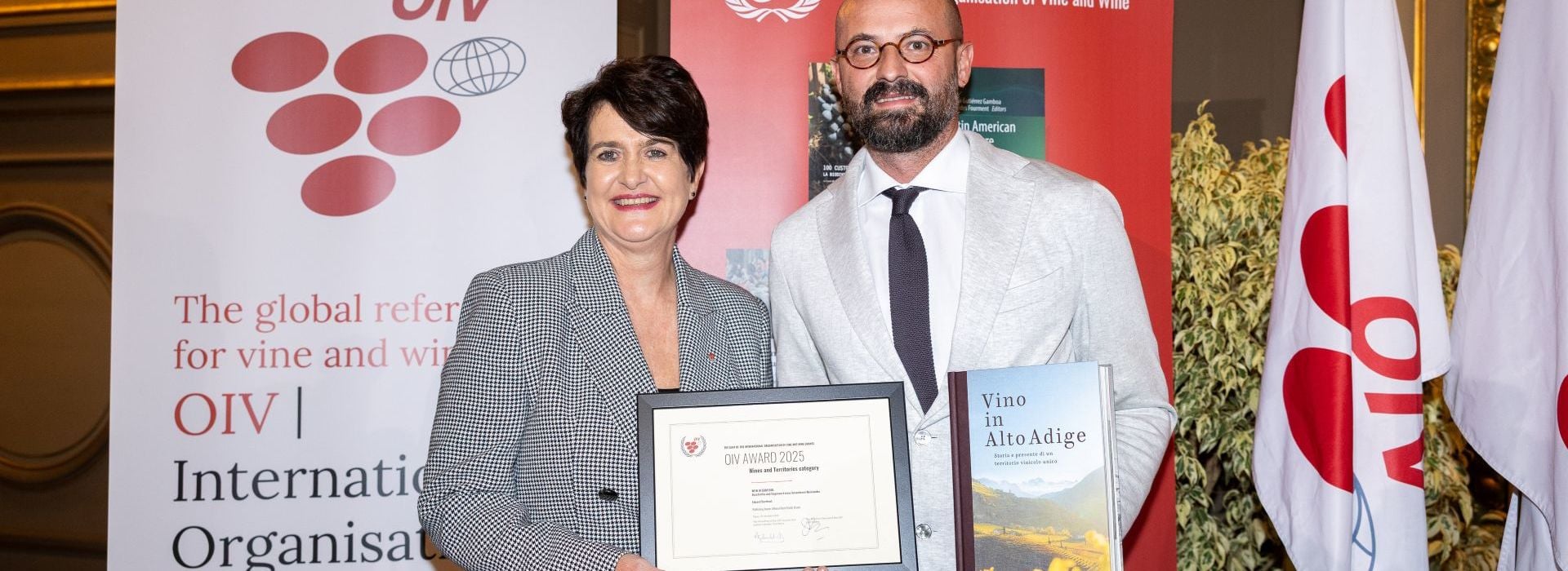 Yvette van der Merwe (Präsident OIV) und Eduard Bernhart (Direktor Konsortium Südtirol Wein) ©PAQUOT_OIV